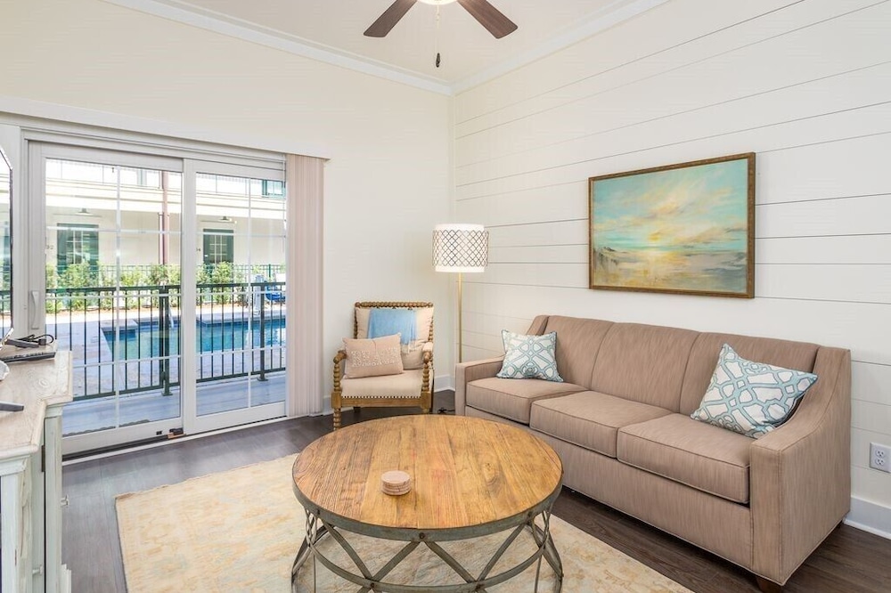 Poolside King Suite, Walkout access to Pool in the Heart of St. Simons Village