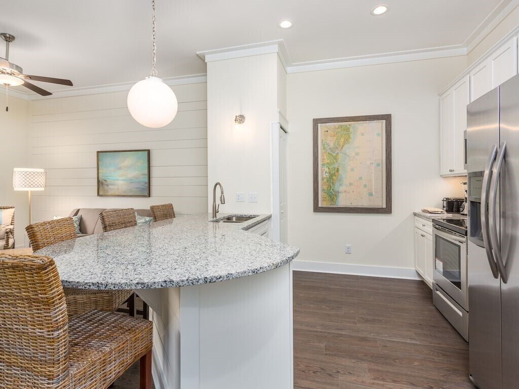 Poolside King Suite, Walkout access to Pool in the Heart of St. Simons Village