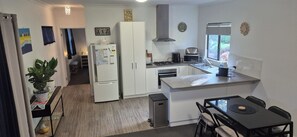 Fridge, microwave, oven, stovetop - Warren Retreat - cozy and tranquil 2 brm home (Nannup)