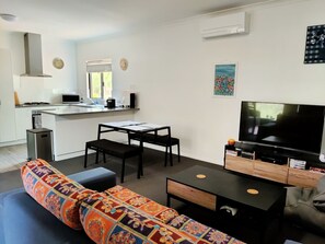 Smart-tv, videospil, dvd-afspiller, bøger