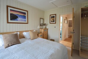 4 bedrooms, iron/ironing board, travel cot, Internet