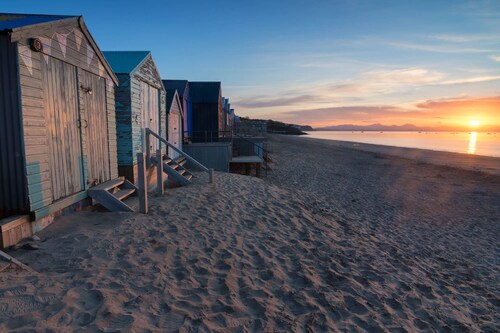 Penmorfa - Sublime Abersoch retreat with roof terrace, 80m from beach, great for surfing