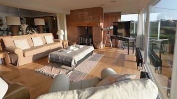 Flat-screen TV, fireplace, Netflix, DVD player
