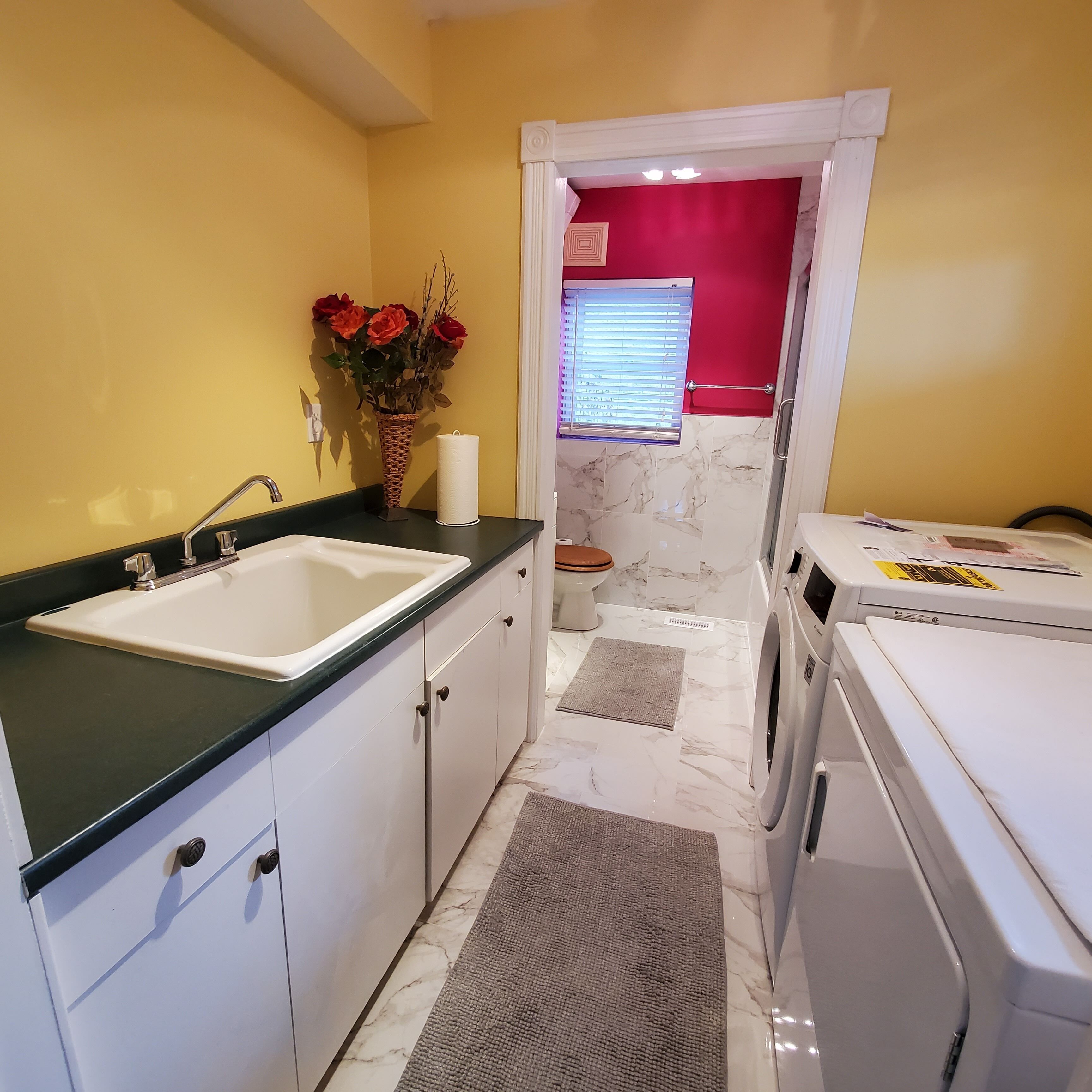 Cocina pequeña con lavabo, armarios y lavadora.