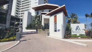 En modern byggnad med en skylt som visar texten: ”Harbor 171 – Vallarta – bostäder vid havet”.
