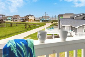 Property grounds - Sleeps 26- 3300 sq ft-Pets-4 King Suites-EZ walk 2 Beach-Hot Tub-Elevator (Crystal Beach)