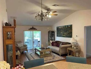 Living area - Delightful 3Br Home near Red Beach Lake (Sebring)