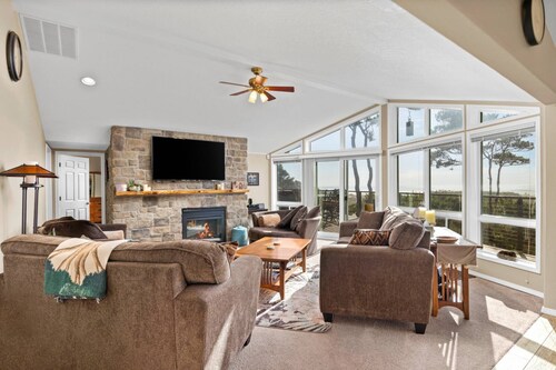 Breathtaking Beach Views, Pet Friendly, Huge Deck w/ Hot Tub, Private Fire-Pit, Steps From Ocean