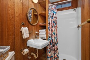 Badewanne, Haartrockner, Handtücher, Shampoo