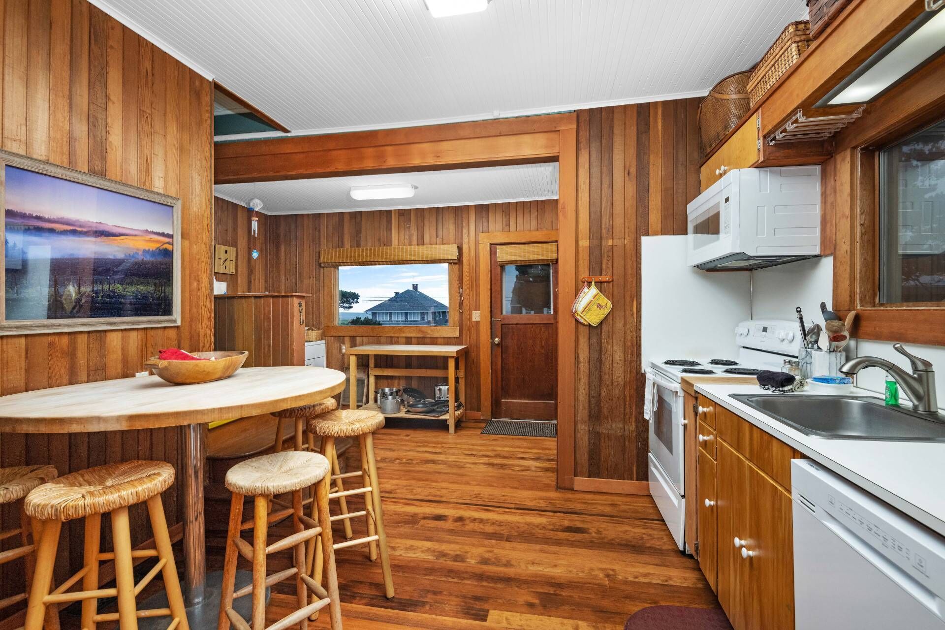 Relaxing Beach Vibes on Quiet Ridge w/ Fireplace and Private Deck, Walk to Beach and Close to Golf