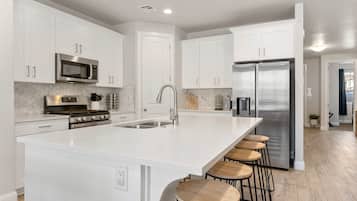 Townhome, 5 Bedrooms | Private kitchen | Fridge, oven, coffee/tea maker, toaster