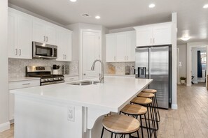 Townhome, 5 Bedrooms | Private kitchen | Fridge, oven, coffee/tea maker, toaster