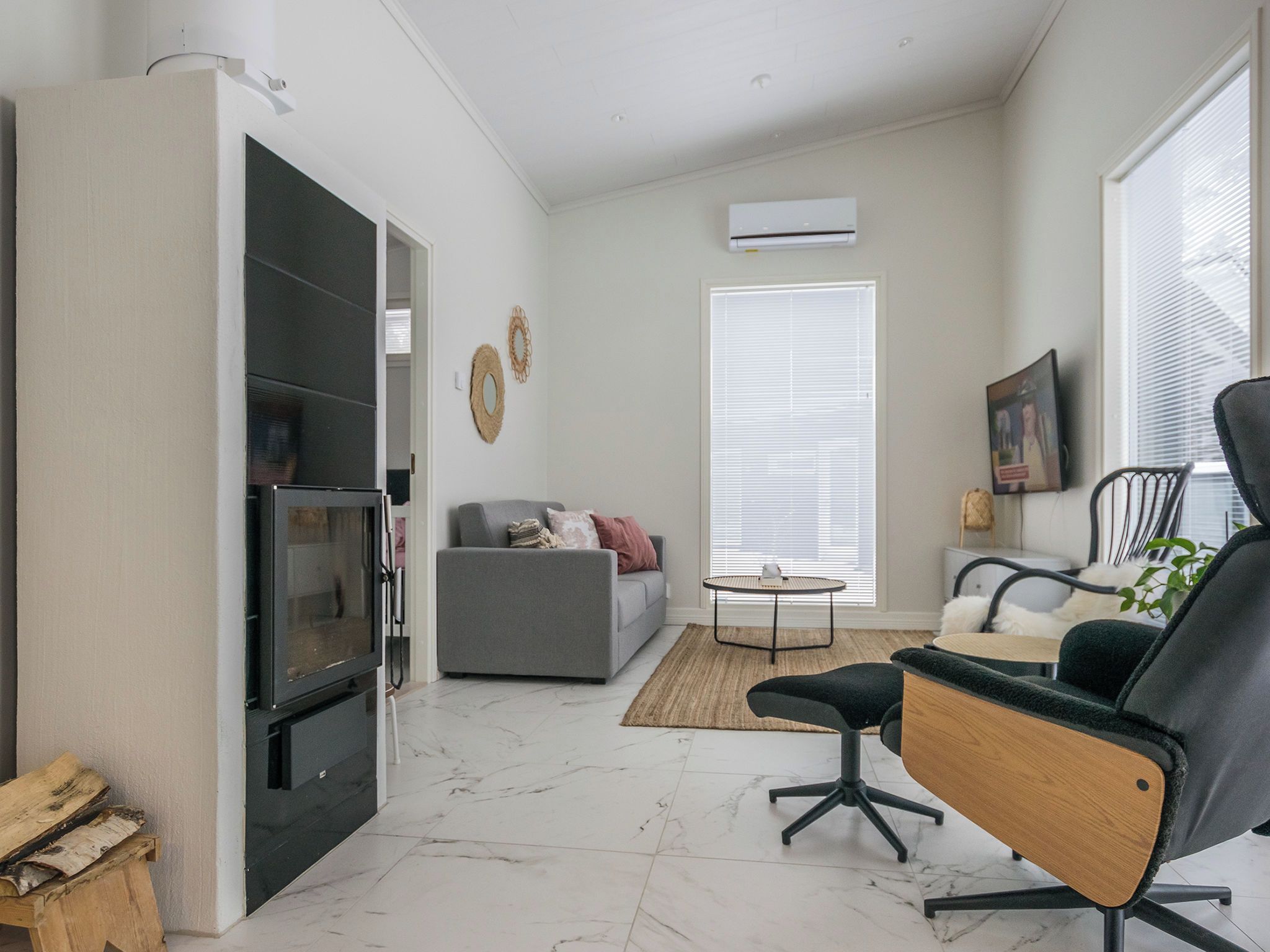 Un salon moderne avec un canapé, un fauteuil et une table basse.