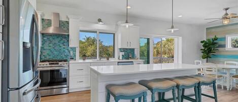 Refrigerador, microondas, horno y parrilla de estufa