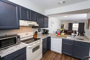 Refrigerador, microondas, lavavajillas y cafetera y tetera 