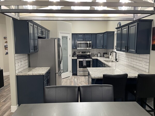 Kjøleskap, mikrobølgeovn, ovn og kokeplater