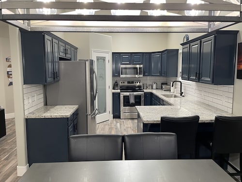 Lake Powell Modern Remodeled VRBO - 3BR, 2BA minutes to Lake and Restaurants!