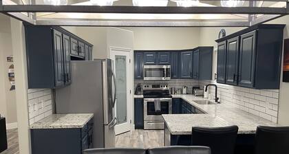 Lake Powell Modern Remodeled VRBO - 3BR, 2BA minutes to Lake and Restaurants!
