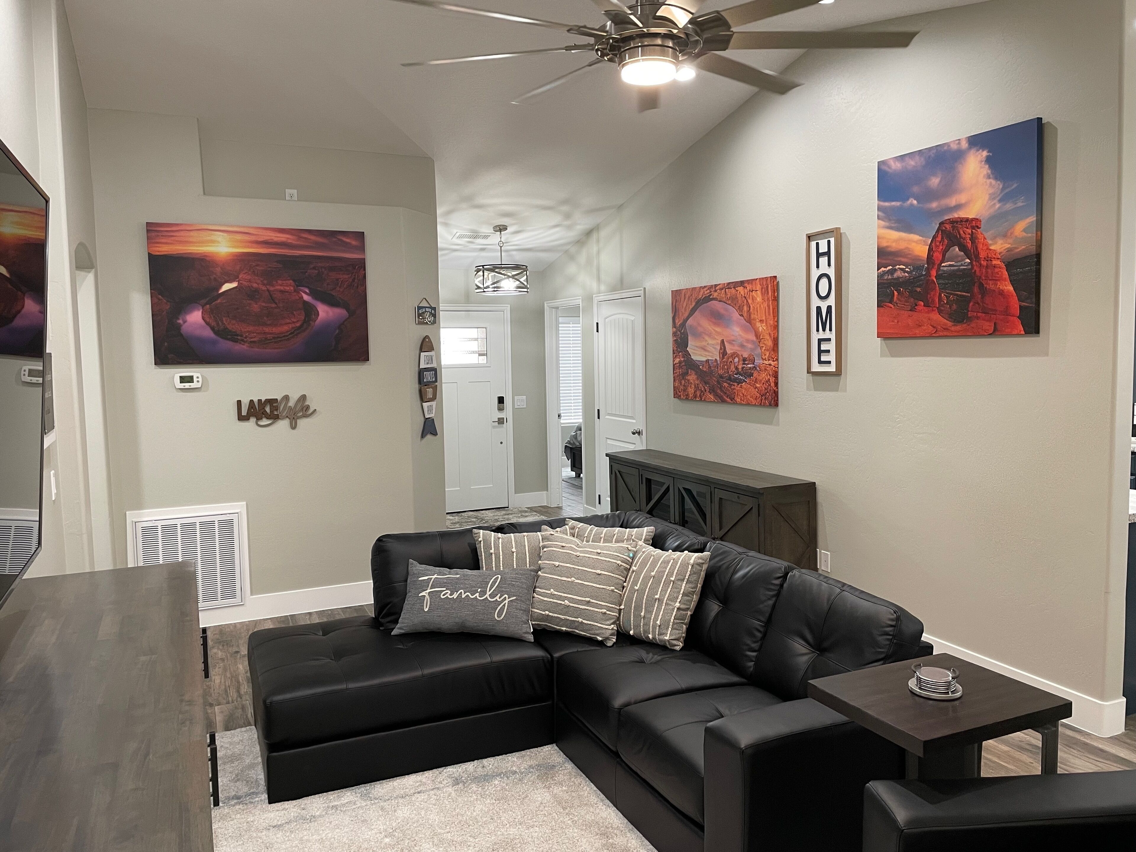 Lake Powell Modern Remodeled VRBO - 3BR, 2BA minutes to Lake and Restaurants!