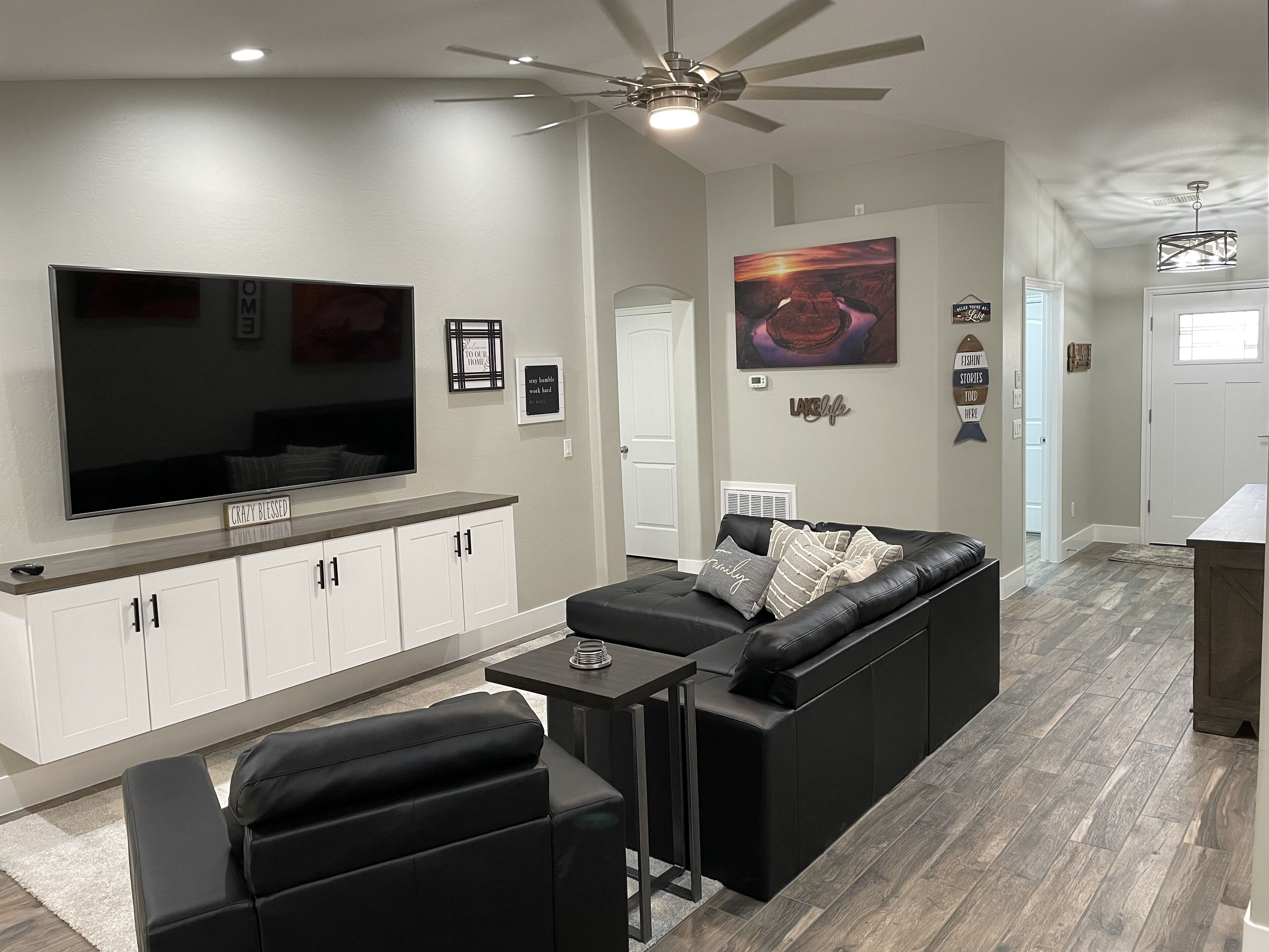 Lake Powell Modern Remodeled VRBO - 3BR, 2BA minutes to Lake and Restaurants!