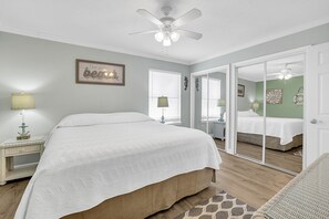 1 slaapkamer, een bureau, een strijkplank/strijkijzer, wifi