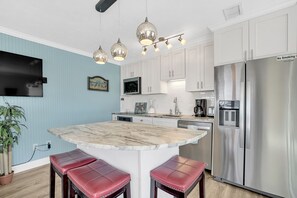 Fridge, microwave, oven, stovetop - Pet Friendly / 2-minute walk to beach / Ground-Floor / FLPCB7 (Panama City Beach)