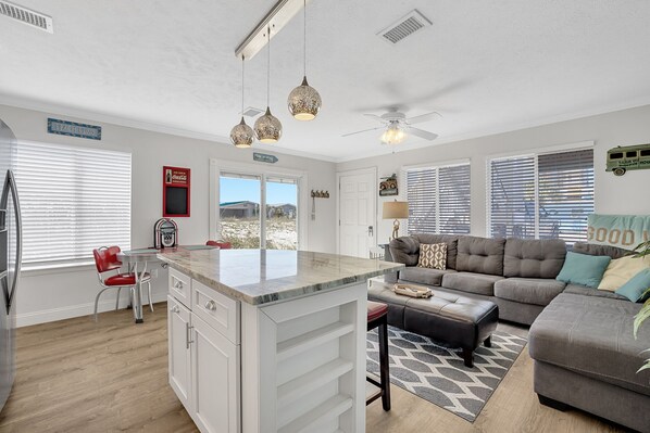 TV - Pet Friendly / 2-minute walk to beach / Ground-Floor / FLPCB7 (Panama City Beach)