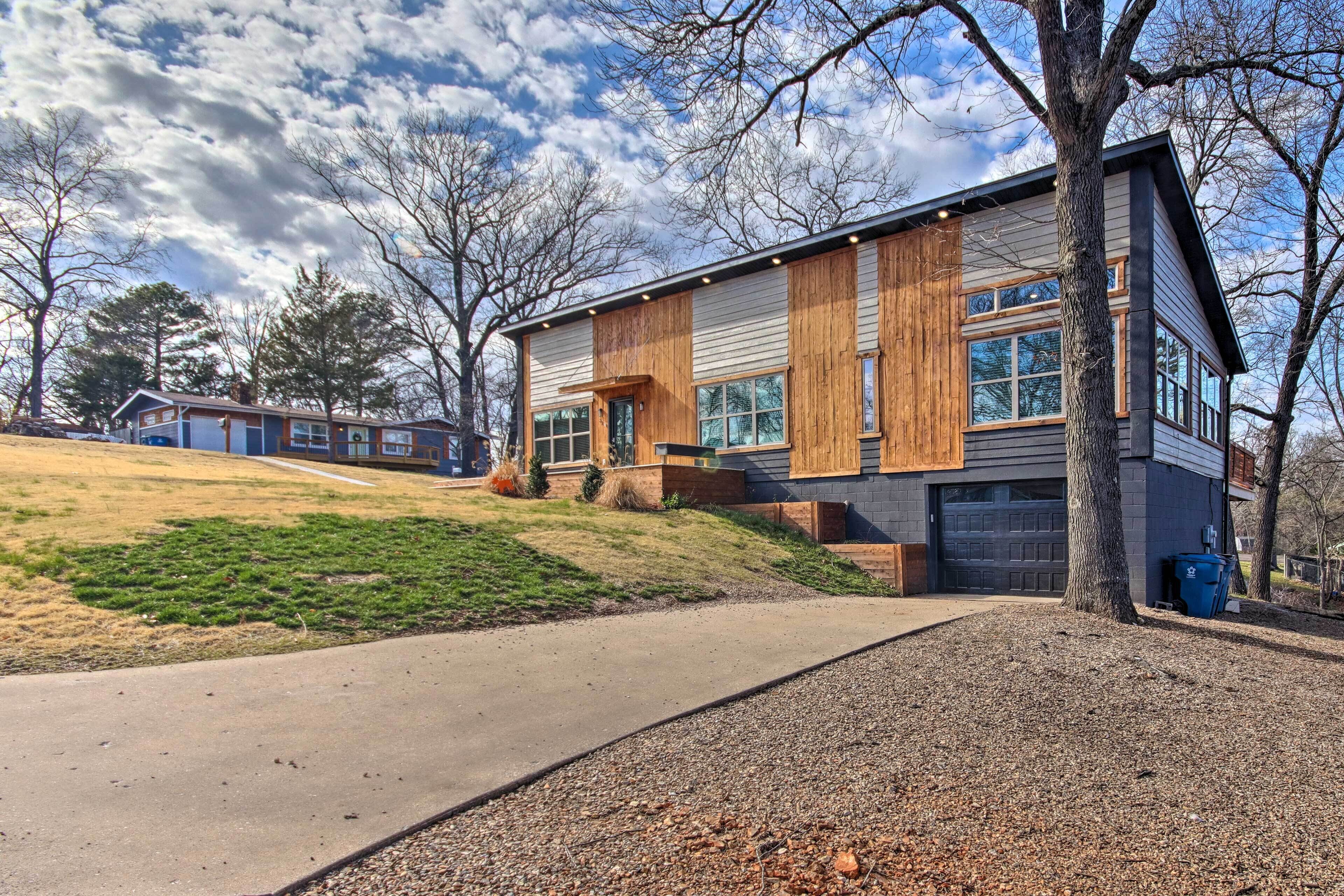 Airy Bella Vista House w/ Decks & Gas Grill!