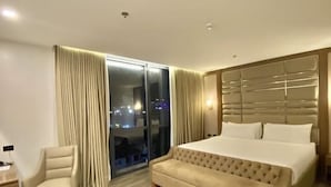 Junior Room | Egyptian cotton sheets, premium bedding, down duvets, minibar - El Vistra Hotel Angeles (Angeles City)
