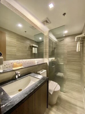 Bathroom - El Vistra Hotel Angeles (Angeles City)