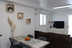 Dining - 43m2 ground floor villa with 25m2 terrace and stunning sea view (Saint-Laurent-du-Var)