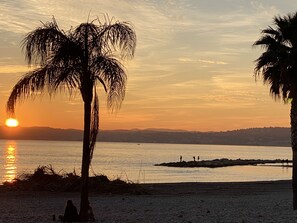 Beach - 43m2 ground floor villa with 25m2 terrace and stunning sea view (Saint-Laurent-du-Var)