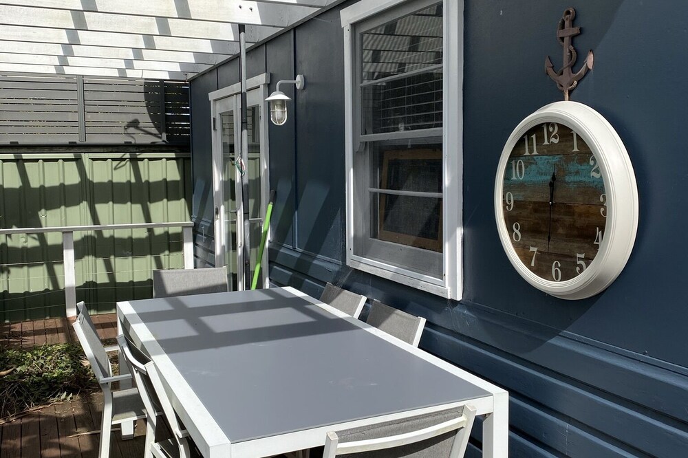 Cosy Coastal Cabin