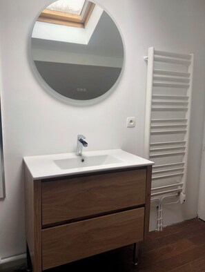 Badewanne, Haartrockner, Handtücher, Toilettenpapier
