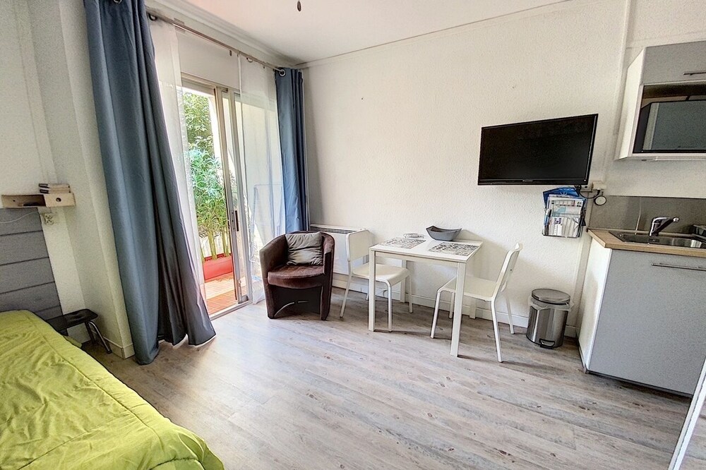 Charming Studio in the DRC on the Charles de Gaulle Park - 2 stars