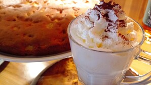 A dessert consisting of a cake and a glass of whipped cream with a sprinkle of cocoa. - Hotel Fior di Roccia Valmalenco (Lanzada)