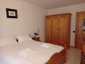 Habitació doble clàssica | Roba de llit hipoal·lergògena, cobrellits i escriptori 