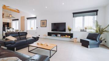 TV connectée, cheminée, table de tennis de table