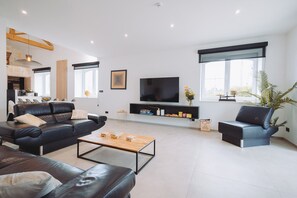 Smart TV, fireplace, ping pong