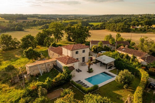 Quiet Villa in a country hamlet with AC, private heated pool, pétanque court...