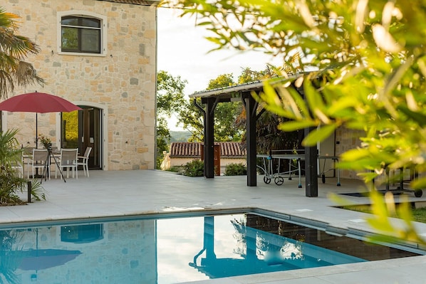 Una piscina al aire libre, una piscina climatizada