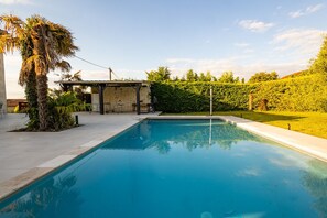 Una piscina al aire libre, una piscina climatizada