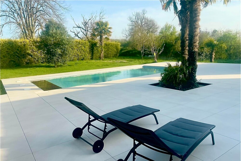 Beautiful and large villa with private pool