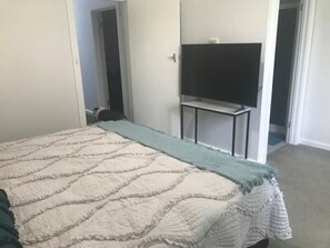 4 habitaciones, tabla de planchar con plancha y cuna de viaje 