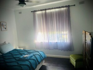 4 habitaciones, tabla de planchar con plancha y cuna de viaje