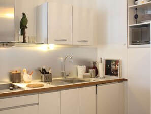 Microwave, dishwasher, coffee/tea maker, toaster - Modern Studio in Central La Baule with Terrace and Garage, Steps from Beach and Shops (La Baule)