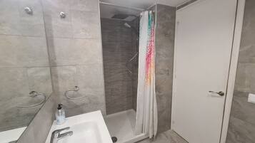 Een douche, een haardroger, handdoeken