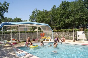 Een buitenzwembad en een verwarmd zwembad