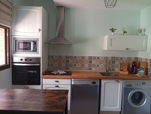 Refrigerador, microondas, lavavajillas y cafetera y tetera
