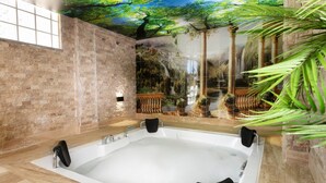 Uma banheira de hidromassagem grande e retangular, com design moderno, posicionada diante de uma parede de tijolos com um mural de paisagem natural.